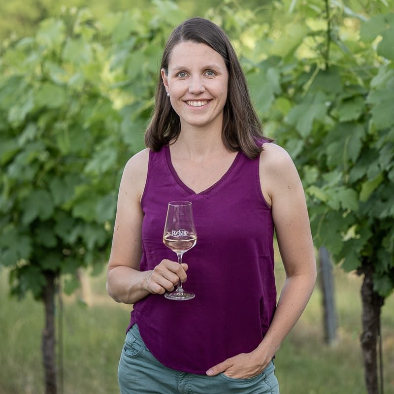Porträtfoto Lucia Steindl - Weinbau Pröstler